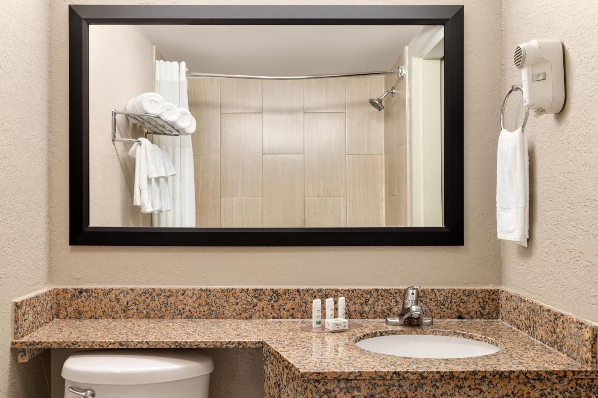Hotel Americinn By Wyndham Grand Rapids Airport North 3*